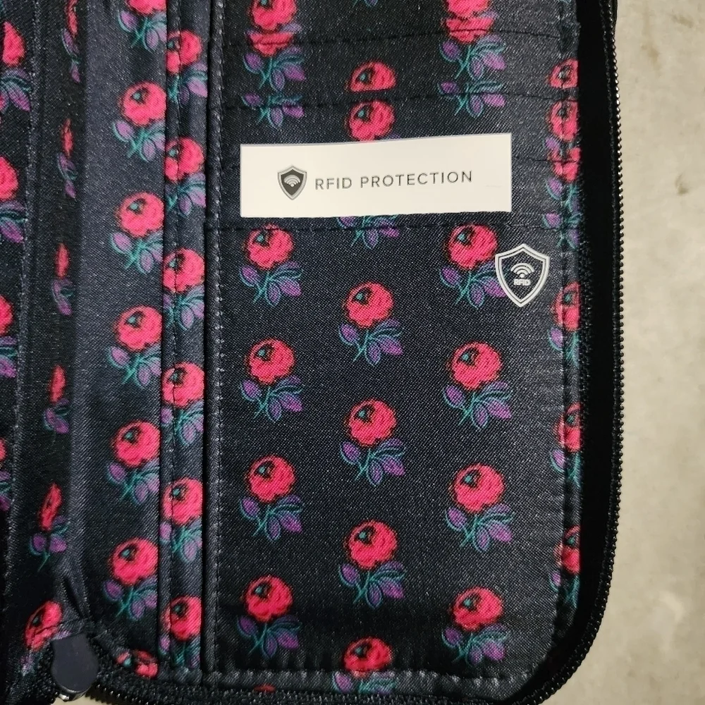 NWT Vera Bradley RFID 3-in-1 Convertible Crossbody Classic Navy Floral Lining